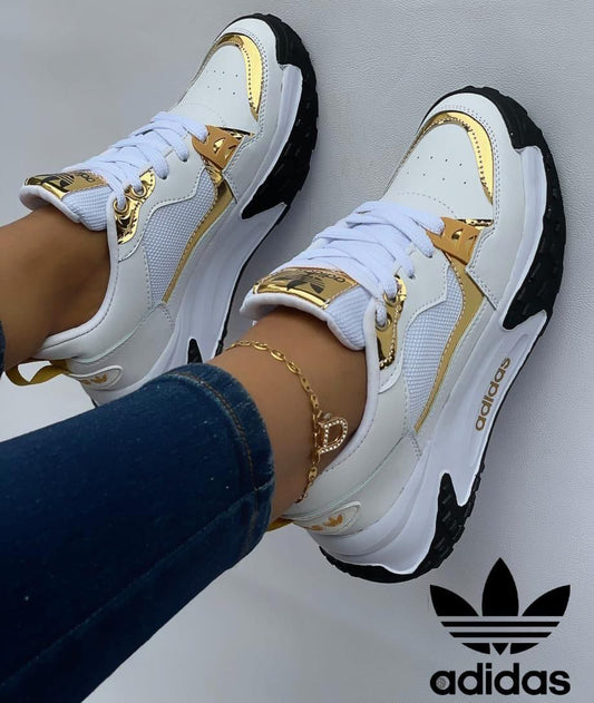 Adidas con Dorados